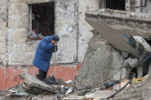 Familias ucranianas desplazadas por la ofensiva rusa