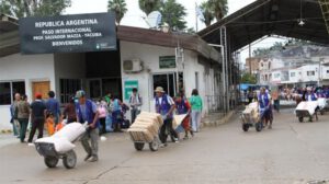 Argentinos cruzan la frontera en busca de productos básicos más baratos en Bolivia