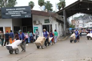 Argentinos cruzan la frontera en busca de productos básicos más baratos en Bolivia