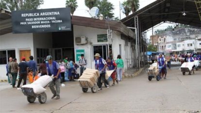 Argentinos cruzan la frontera en busca de productos básicos más baratos en Bolivia