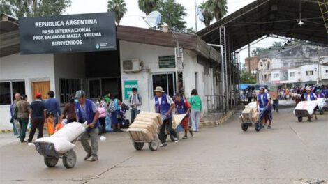 Argentinos cruzan la frontera en busca de productos básicos más baratos en Bolivia