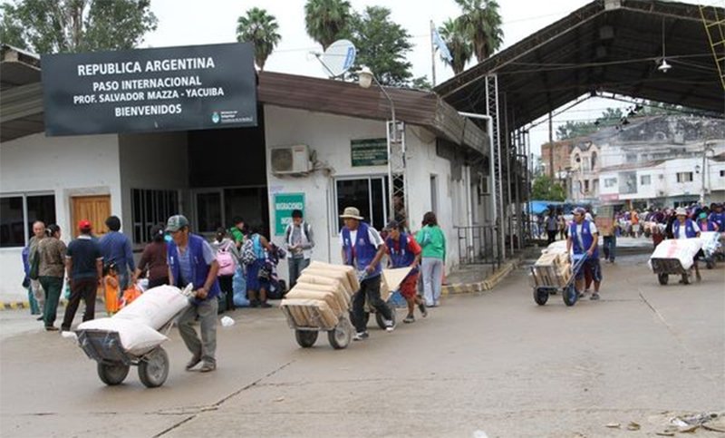 Argentinos cruzan la frontera en busca de productos básicos más baratos en Bolivia