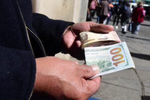 La población debe evitar caer víctima de prácticas delictivas relacionadas con dólares en el mercado paralelo