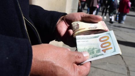 La población debe evitar caer víctima de prácticas delictivas relacionadas con dólares en el mercado paralelo