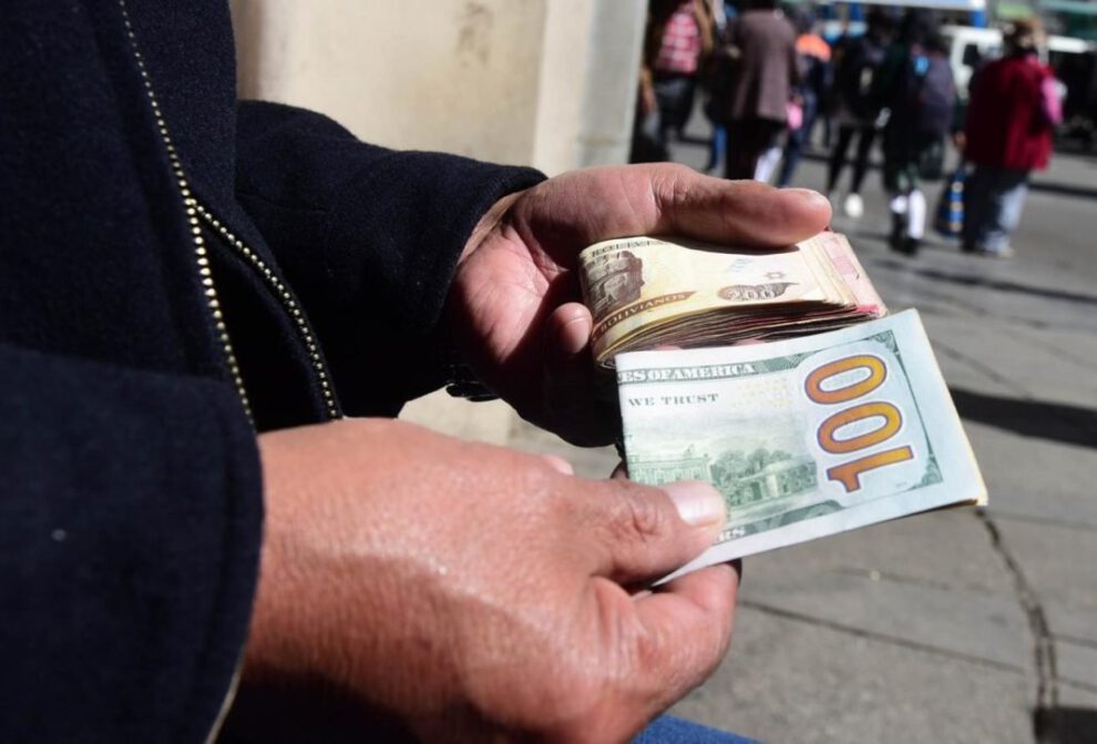 La población debe evitar caer víctima de prácticas delictivas relacionadas con dólares en el mercado paralelo