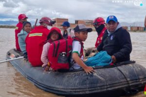 Evacuación de familias afectadas por desborde del río Paria