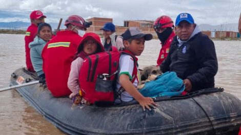 Evacuación de familias afectadas por desborde del río Paria