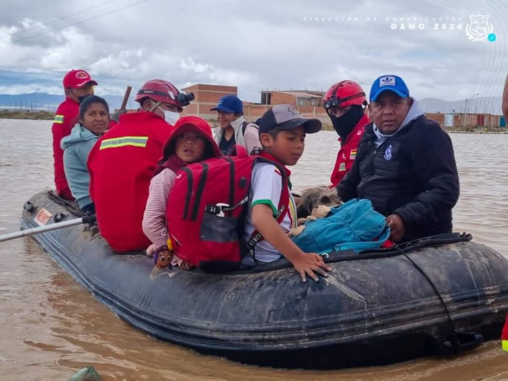 Evacuación de familias afectadas por desborde del río Paria
