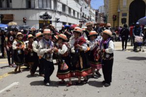 Corso infantil de Oruro con niños disfrutando y mostrando disfraces creativos