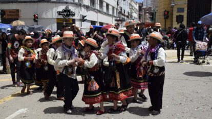 Corso infantil de Oruro con niños disfrutando y mostrando disfraces creativos