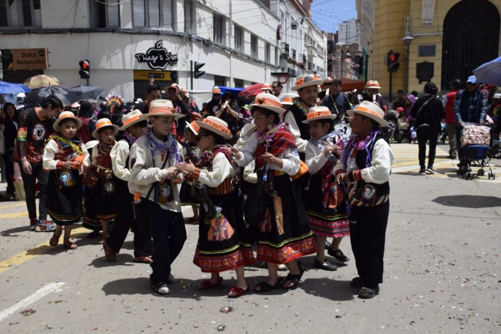 Corso infantil de Oruro con niños disfrutando y mostrando disfraces creativos