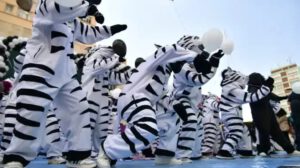Educadores urbanos La Paz bailan en una plaza