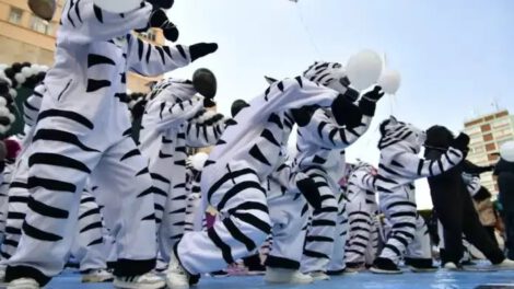 Educadores urbanos La Paz bailan en una plaza