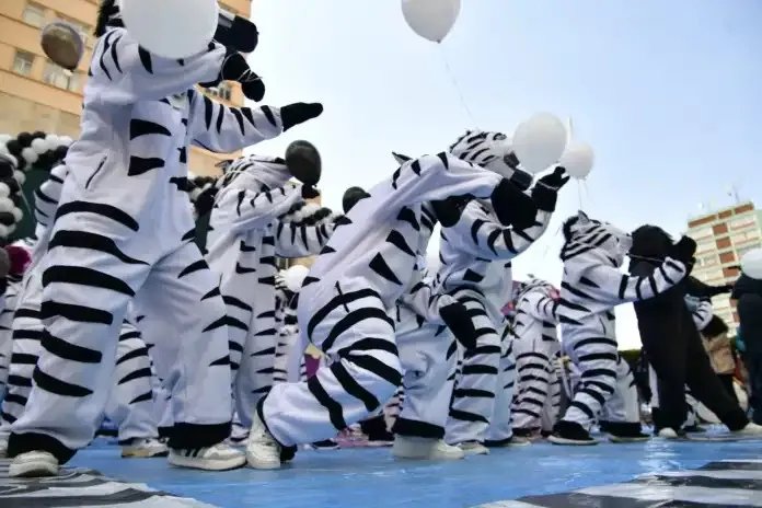 Educadores urbanos La Paz bailan en una plaza