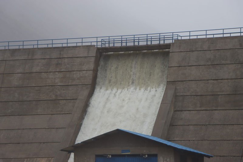 Alerta en La Paz por rebalse de la represa Incachaca