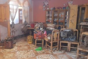 Deslizamiento de sedimento y lodo causa daños a viviendas cerca de la zanja de coronación de Inca Pozo