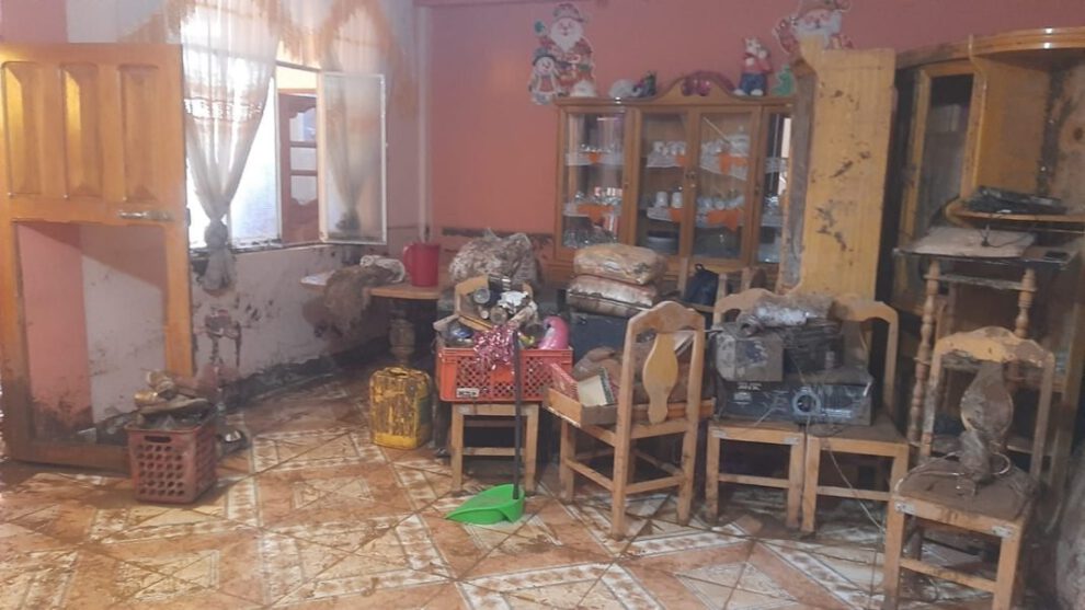 Deslizamiento de sedimento y lodo causa daños a viviendas cerca de la zanja de coronación de Inca Pozo