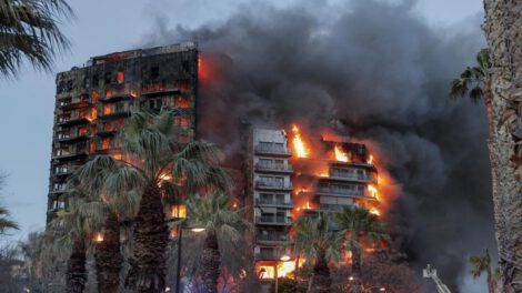 Incendio en Valencia deja 13 heridos, entre ellos tres bomberos