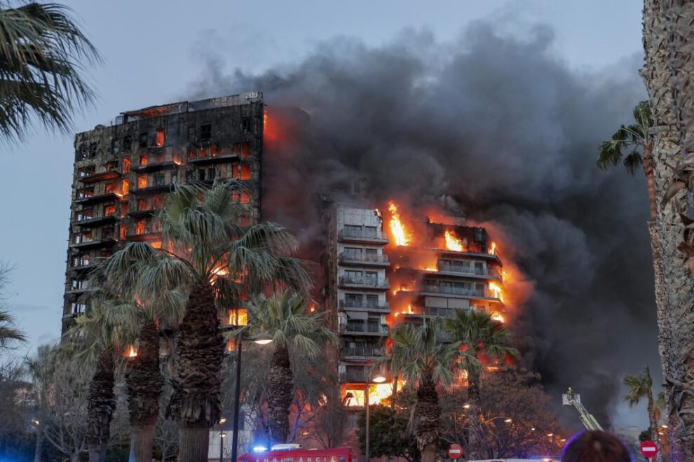 Incendio en Valencia deja 13 heridos, entre ellos tres bomberos