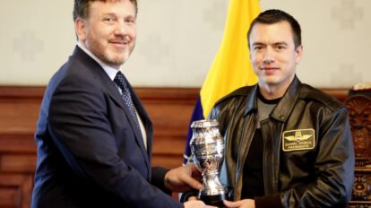 Presidente de Ecuador Daniel Noboa posando con el presidente de la Conmebol Alejandro Domínguez