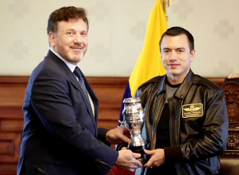 Presidente de Ecuador Daniel Noboa posando con el presidente de la Conmebol Alejandro Domínguez