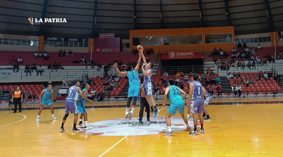El inicio del partido en el coliseo Guadalquivir de Tarija entre Club Atlético Nacional y Leones de Potosí