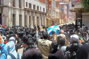 Enfrentamientos entre chóferes y universitarios en Oruro