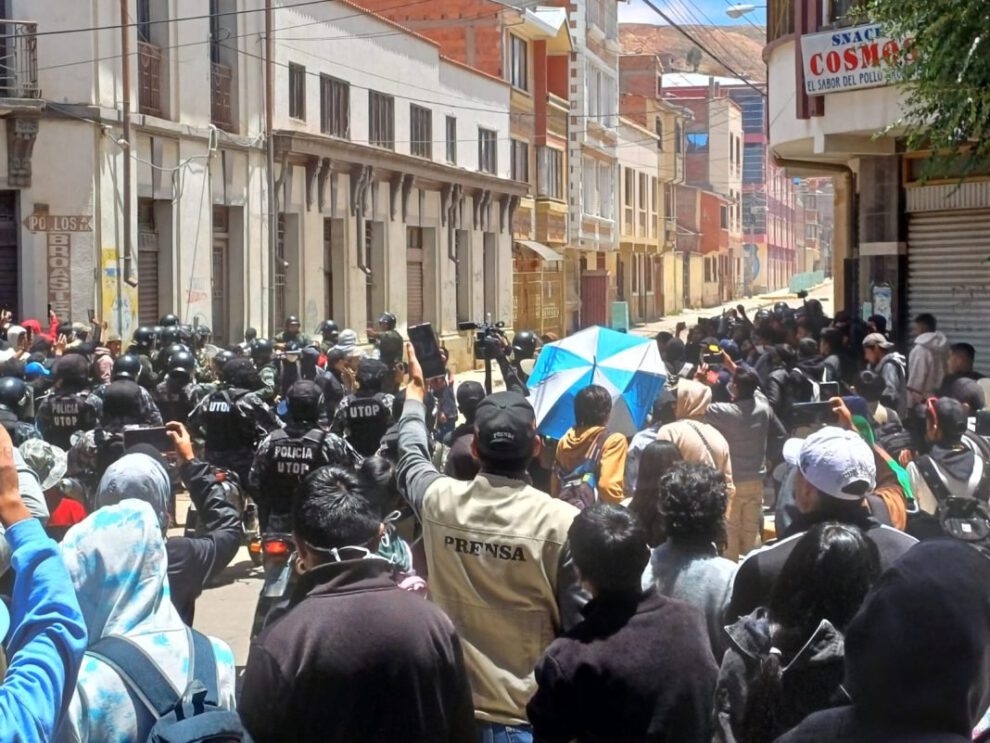Enfrentamientos entre chóferes y universitarios en Oruro