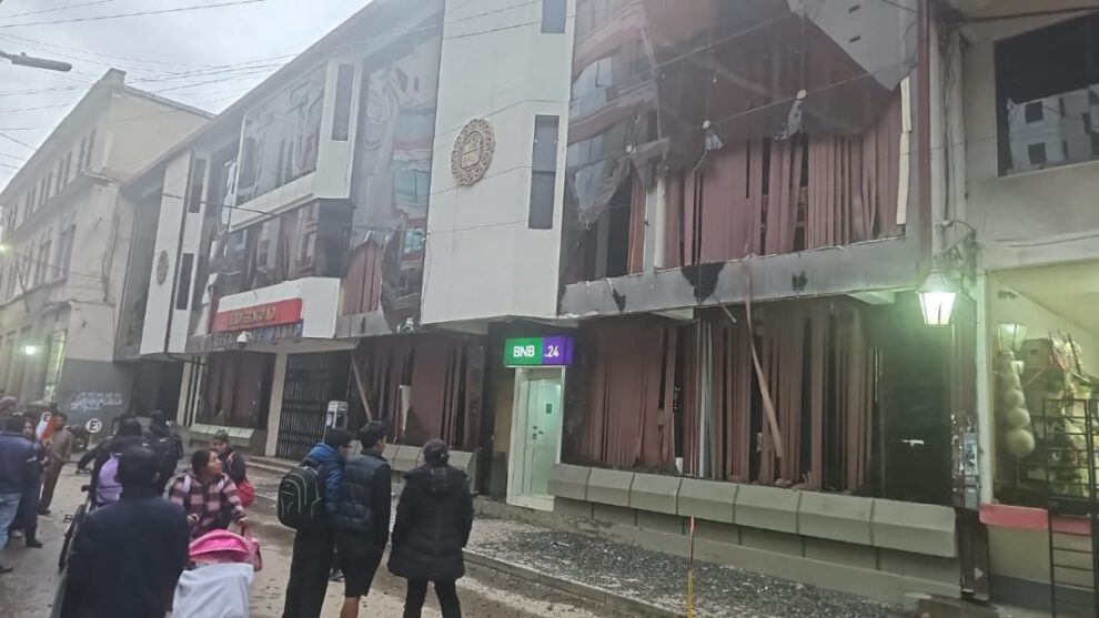 Destrozos en edificio de Rectorado de la UTO