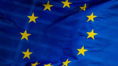 Imagen de la bandera de la Unión Europea en el contexto de sanciones contra Rusia