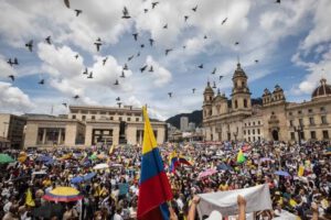 Democracia en Colombia y su relación con regímenes autoritarios