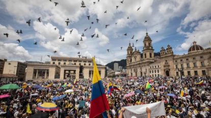 Democracia en Colombia y su relación con regímenes autoritarios