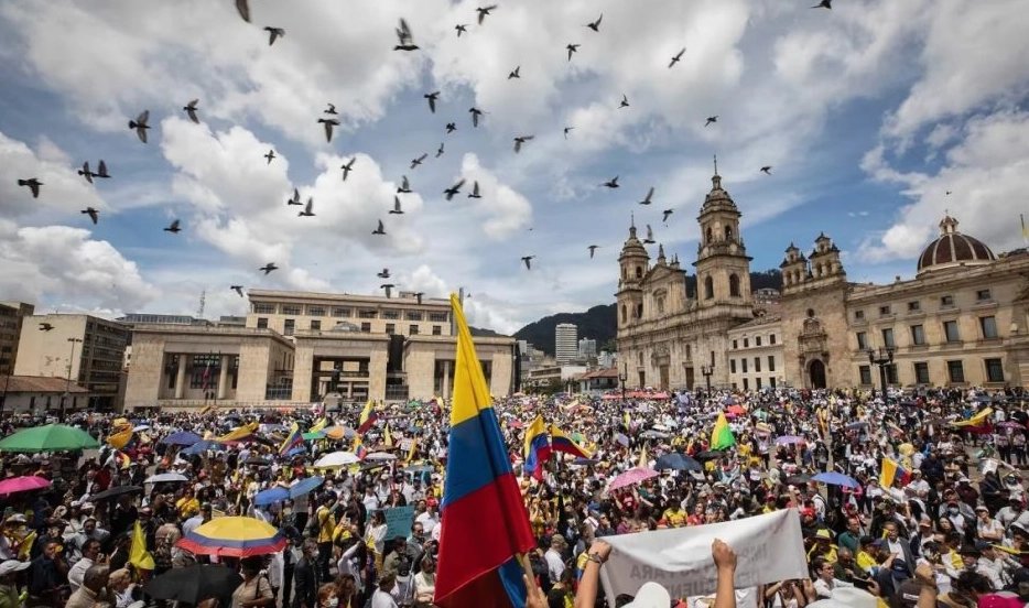 Democracia en Colombia y su relación con regímenes autoritarios