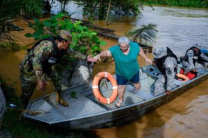 Evacuación en Cobija por la Armada Boliviana ante la crecida del río Acre