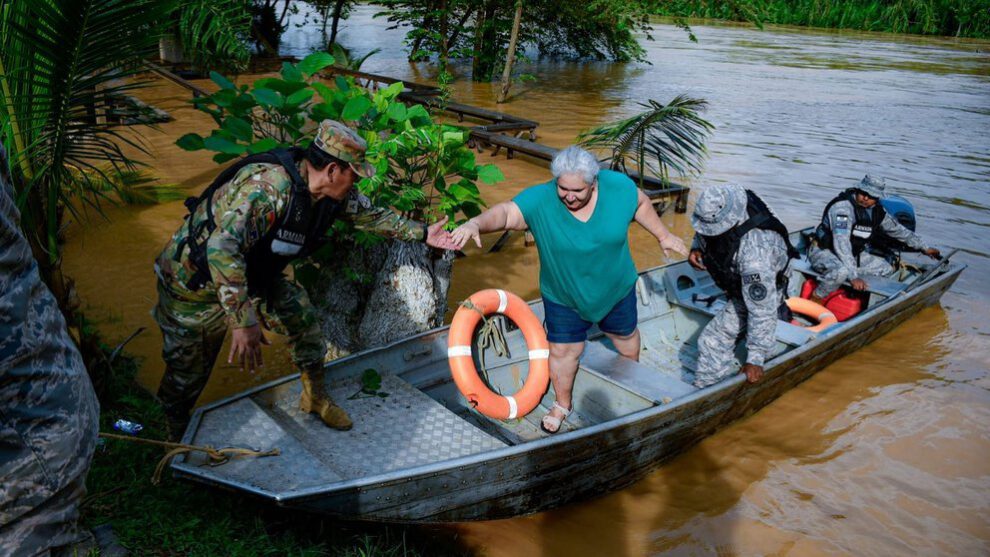 Evacuación en Cobija por la Armada Boliviana ante la crecida del río Acre