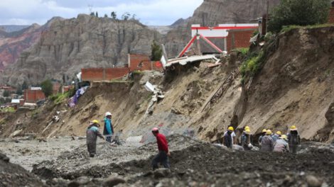 Obreros municipales trabajan cerca de casas colapsadas por la crecida de ríos en la zona Callapa, La Paz