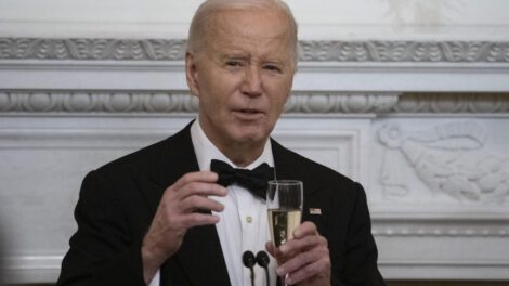 Biden llama a votantes para derrotar a Trump en noviembre