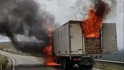 camión con harina de contrabando incinerado por Fuerzas Armadas en Tarija