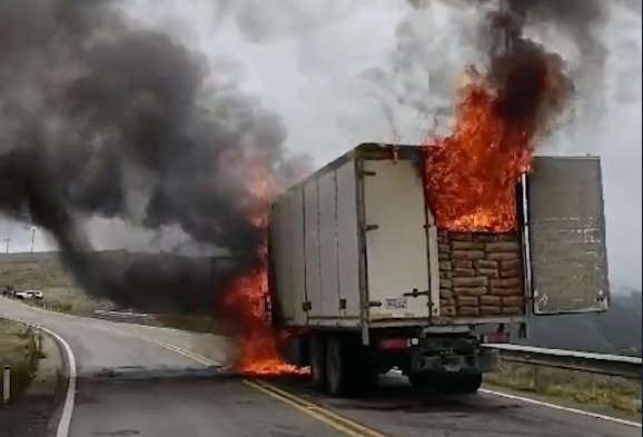 camión con harina de contrabando incinerado por Fuerzas Armadas en Tarija