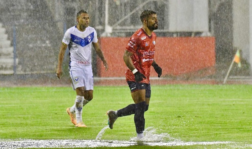 Anegación en la cancha del estadio Jesús Bermúdez