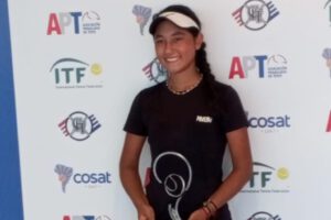 Valery Sumoya con su trofeo de subcampeona