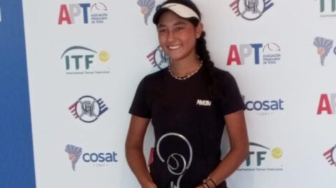 Valery Sumoya con su trofeo de subcampeona