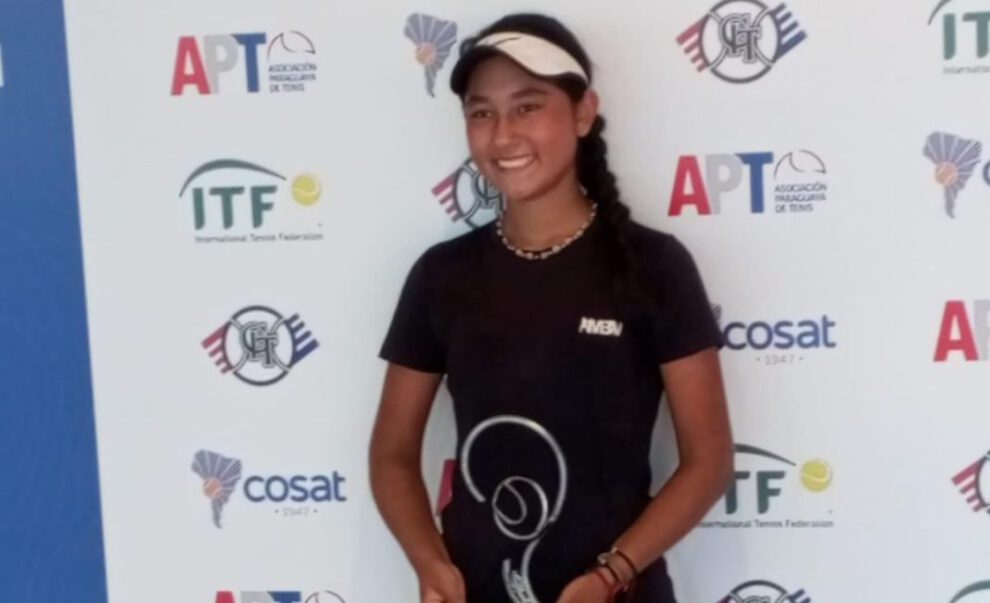 Valery Sumoya con su trofeo de subcampeona