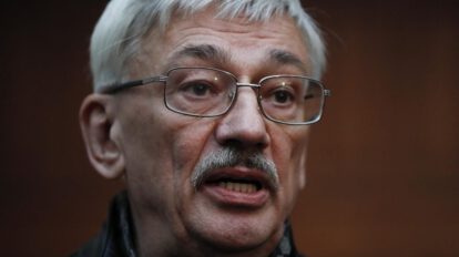 Oleg Orlov, dirigente de derechos humanos, enfrenta juicio en Rusia