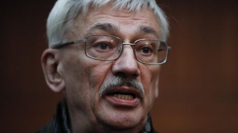 Oleg Orlov, dirigente de derechos humanos, enfrenta juicio en Rusia