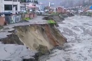 Desplome de plataforma en Bajo Callapa por lluvias intensas