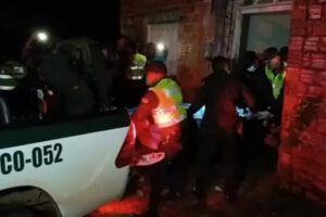 Efectivos policiales realizan el traslado del cuerpo tras asesinato en peleas clandestinas de animales