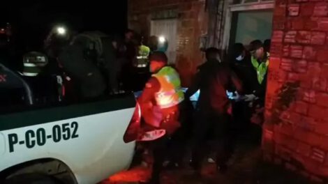 Efectivos policiales realizan el traslado del cuerpo tras asesinato en peleas clandestinas de animales