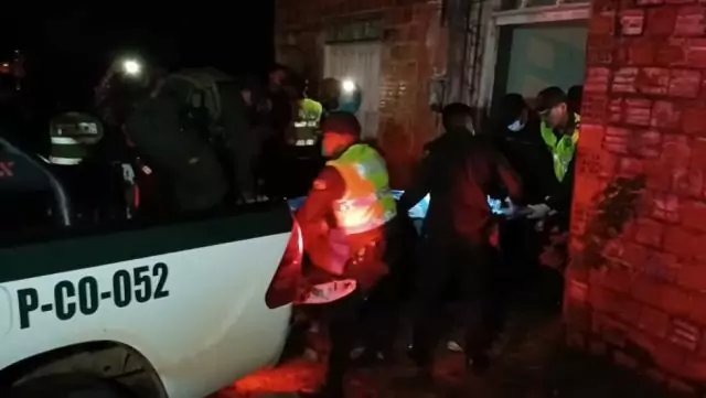 Efectivos policiales realizan el traslado del cuerpo tras asesinato en peleas clandestinas de animales