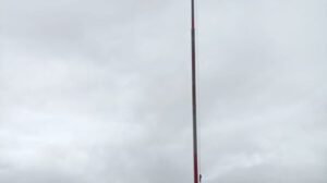 Biciaventureros llama a la paz con una bandera blanca en el cerro Pie de Gallo
